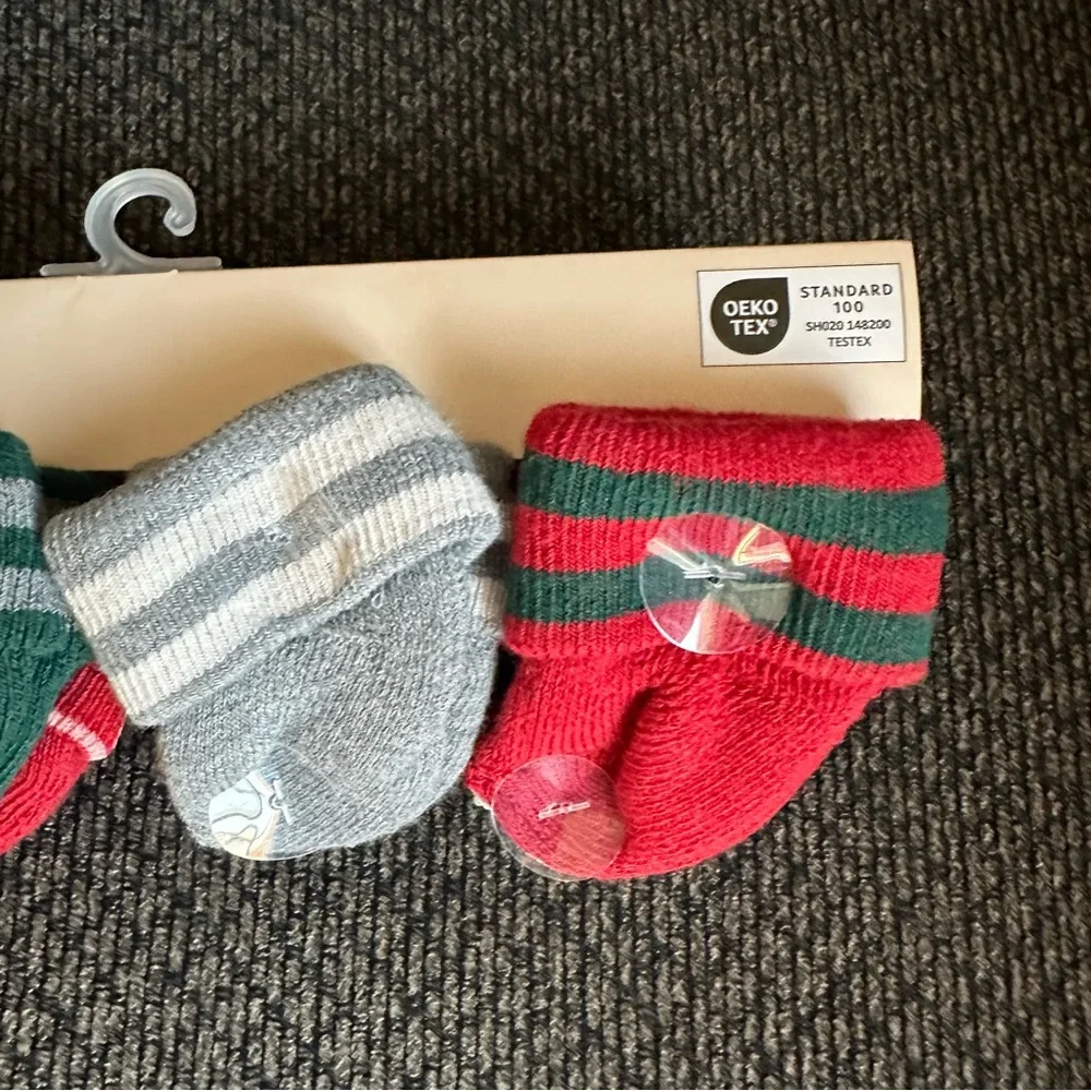 Capelli new york 8 pairs Christmas baby socks size 0-6 months